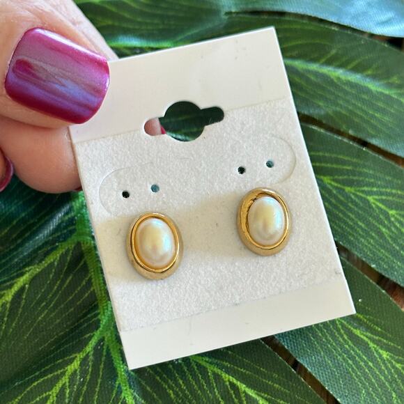 BOGO FREE VINTAGE PEARL STUD EARRINGS - Picture 3 of 4